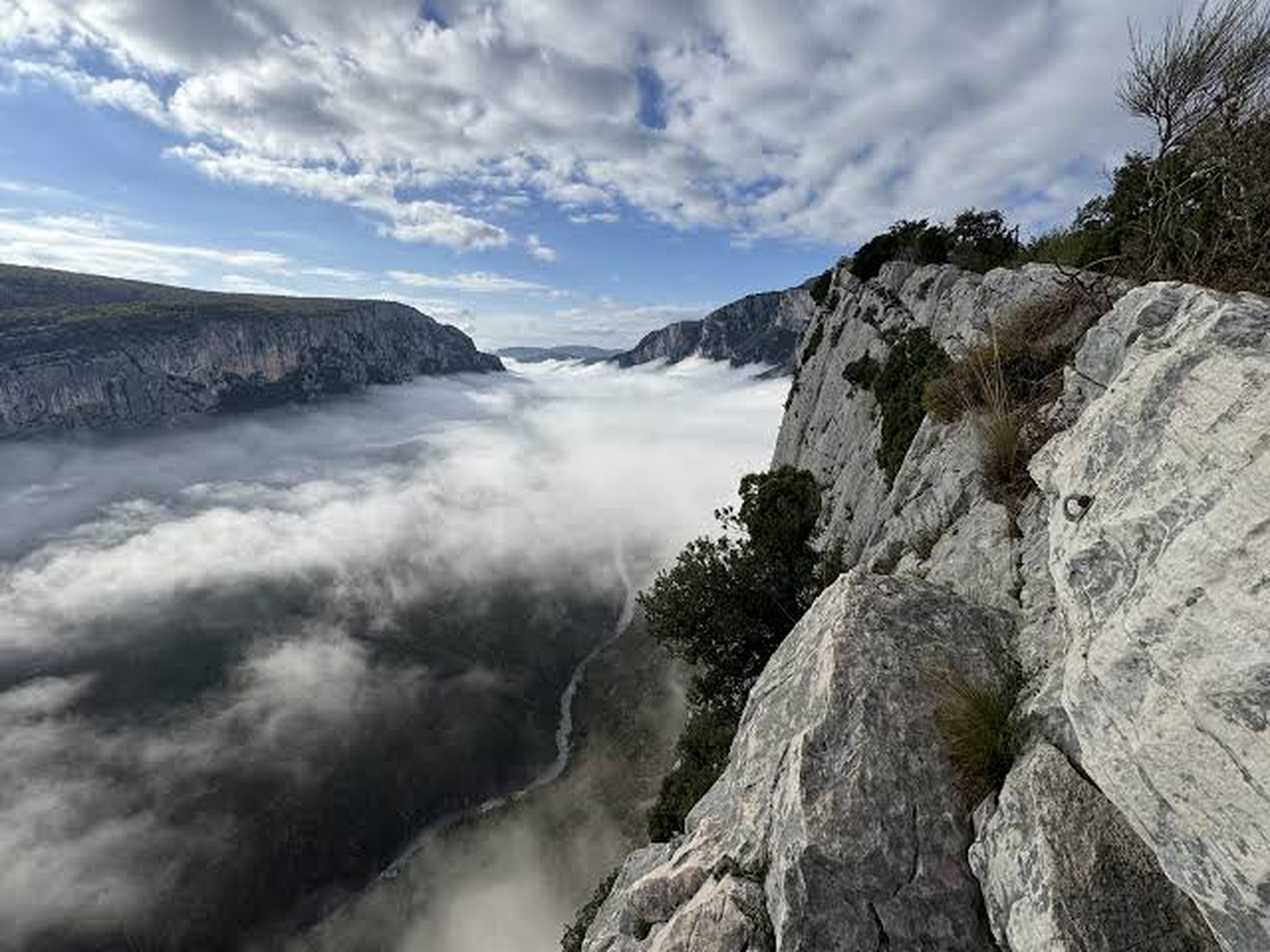 Vue sur les Gorges du Verdon depuis la falaise, mer de nuages
